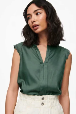 Only T-Shirts-Top Sem Mangas Com Decote Em Bico.